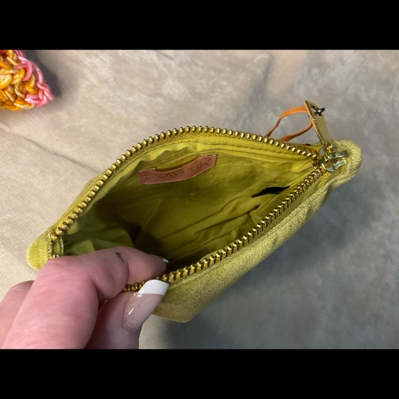 Powder Climbing Leopard Velvet Pouch - Picture 5 of 10